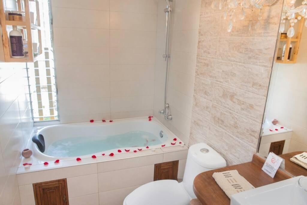 Departamento Jacuzzi Miraflores リマ エクステリア 写真